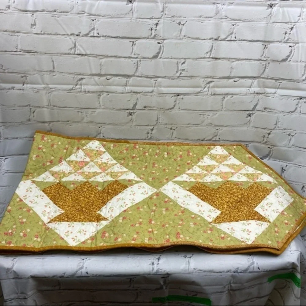 Quilted table runner - Picture 1 of 9